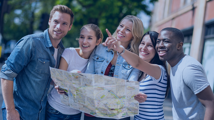 grupo de turistas olhando mapa