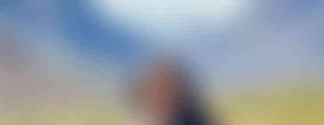 Mulher sorrindo em passeio pelo Chile