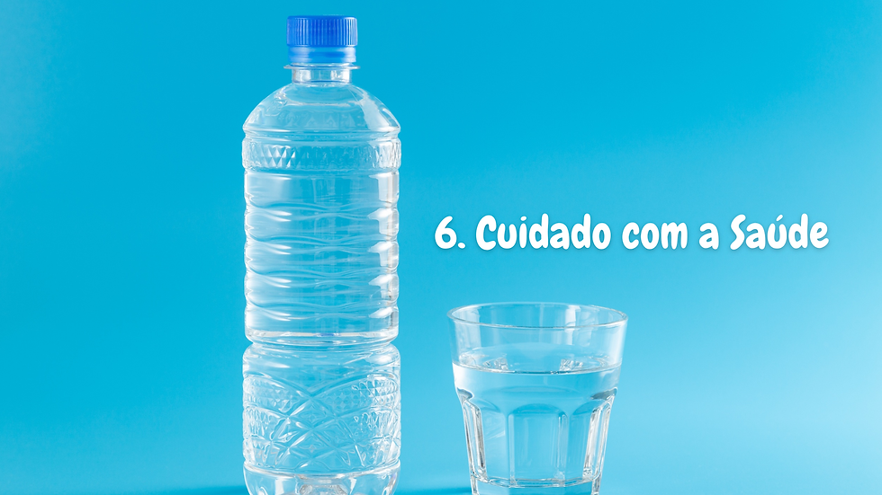 Garrafa de plástico e copo com água em fundo azul