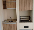 Ambiente de cozinha com móveis planejados sob medida produzidos pela Decorlustre Marcenaria