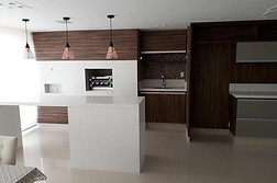 Cozinha moderna com móveis planejados sob medida produzidos pela Decorlustre Marcenaria