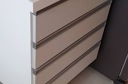 Cozinha planejada com armários e gavetas sob medida produzidos pela Decorlustre Marcenaria