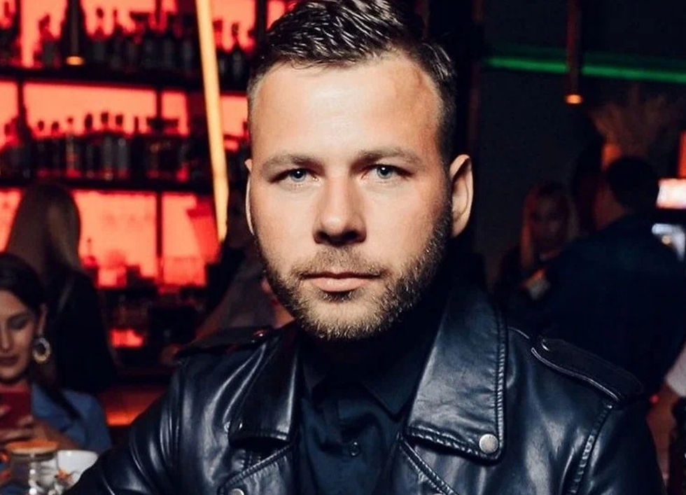 Mateo (Model Bartender)