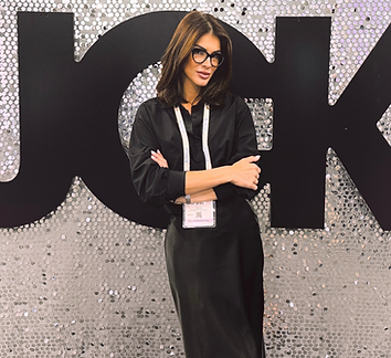 Professional convention brand specialist at a Las Vegas trade show, representing exhibitors and engaging attendees on the convention floor. Experienced in lead qualification, attendee conversations, relationship building, and exhibitor support at major events held throughout Las Vegas convention venues.