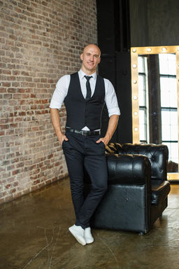 Las Vegas event bar captain standing in a modern indoor venue, prepared to oversee bar operations for a private or corporate event. This Las Vegas bar captain is responsible for directing bartenders, monitoring service speed, coordinating alcohol inventory, and maintaining presentation standards throughout the shift. Commonly assigned to upscale receptions, brand launches, and VIP experiences where structured leadership, guest awareness, and seamless bar execution are required.