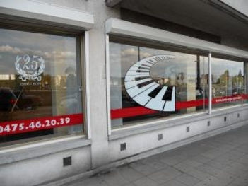 Violoncelles dans notre étalage à Liège