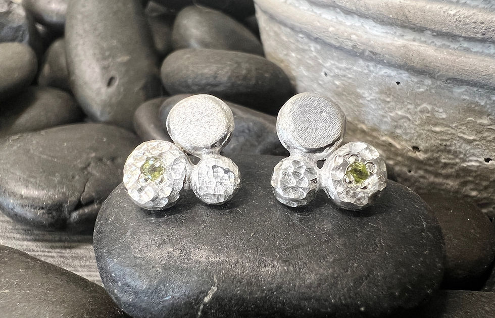 silver pebble stud earrings set with peridot