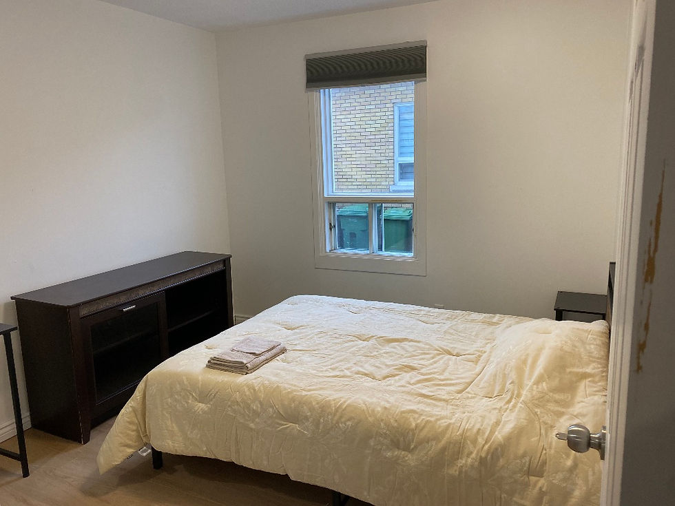 Chambre meublée à louer à Jonquière avec lit double, bureau et fenêtre.