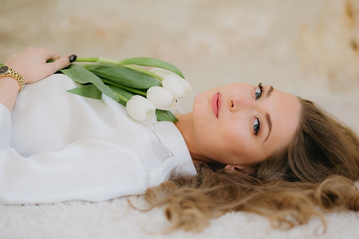 volume russe chocolat sur modele blonde avec tulipe blanche