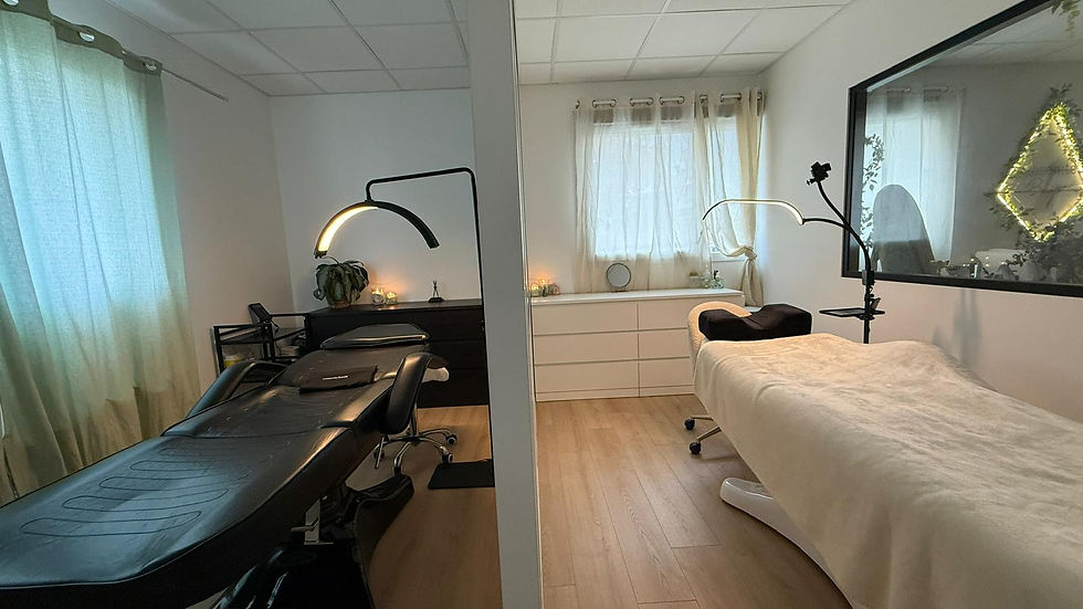 Vue en plongée d'une salle de soin lumineuse et accueillante dans un institut de beauté
