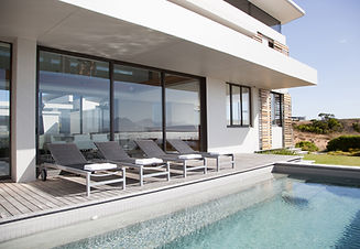 Vue moderne au bord de la piscine