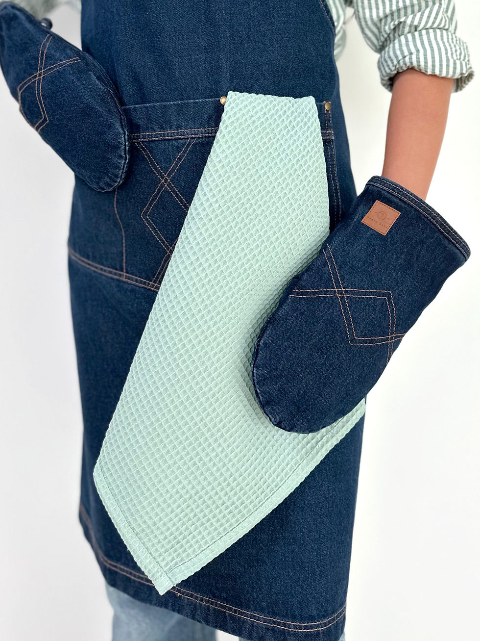 Miniatiūra: Didelė universali džinsinė prijuostė, virtuvės pirštinės, rankšluostėliai prie komplekto, kepimui, griliui, virtuvės dekoras