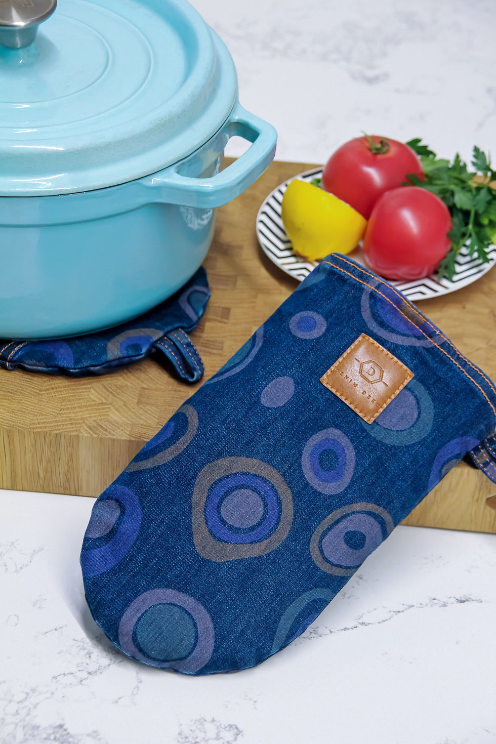 Miniatiūra: Marga džinsinė pirštinė ir puodkėlė, Virtuviniai rankšluosčiai, Grilio rinkinys, Orkaitės kepimo pirštinė, puodkėlė, virtuvės