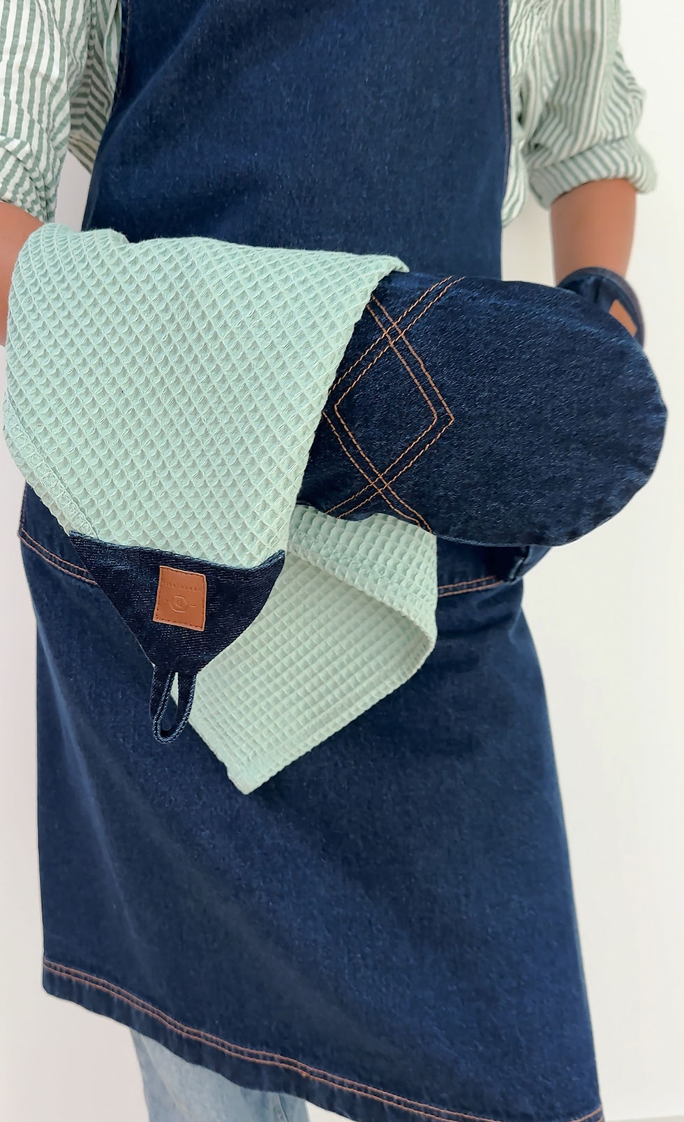 Miniatiūra: Didelė universali džinsinė prijuostė, virtuvės pirštinės, rankšluostėliai prie komplekto, kepimui, griliui, virtuvės dekoras