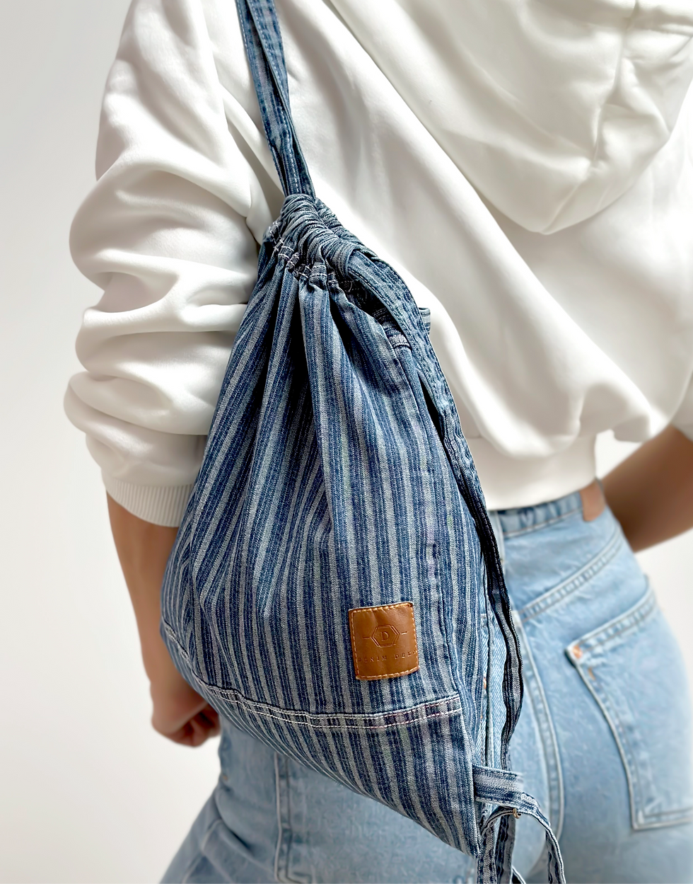 Laisvalaikio maišelis - kuprinė, Džinsinis sportinis maišelis, Lengvas medžiaginis maišas - kuprinė, ant žmogaus