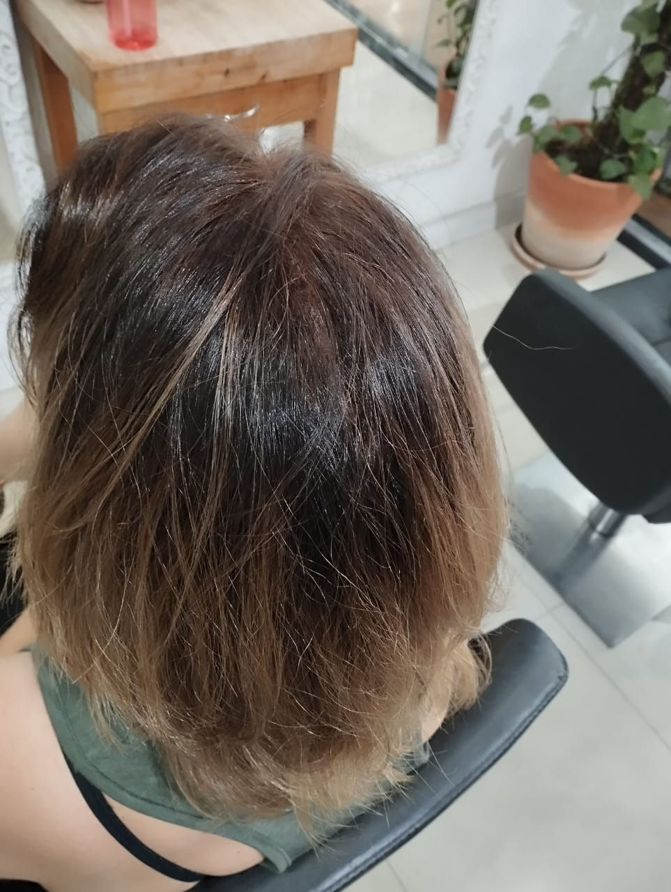 Resultado da aplicação de tintura vegetal antialérgica com cobertura perfeita de raízes brancas
