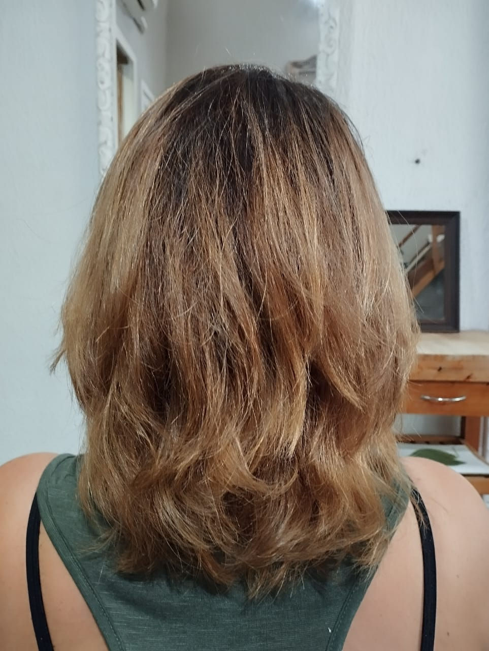 Resultado da aplicação de tintura vegetal antialérgica onde se observa cobertura perfeita dos brancos no comprimento