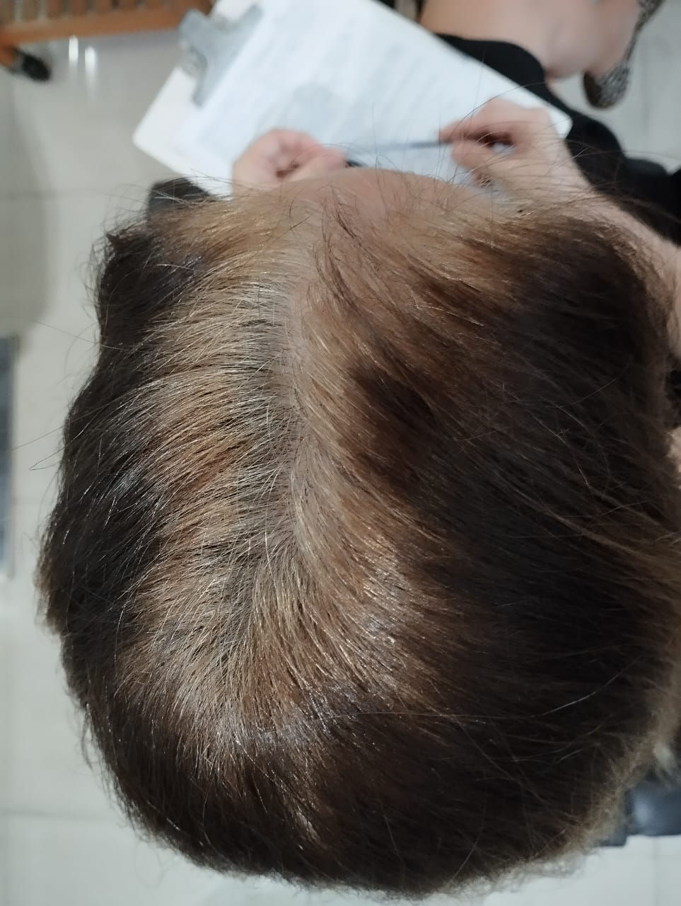 Cabelo escuro com raizes brancas crescidas