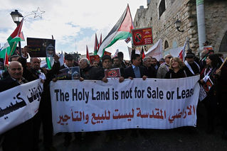 Por la plata baila el mono:
Palestinos protestan contra patriarca griego por vender tierras palestin