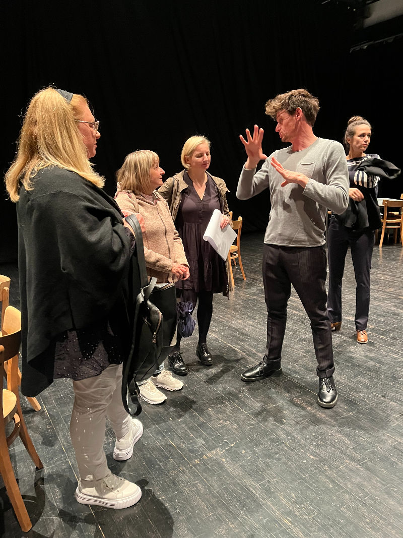 Ogled prizorišča in pogovor pred predstavo z ustvarjalkami in ustvarjalci v Stari elektrarni / Foto: Maja Vižin