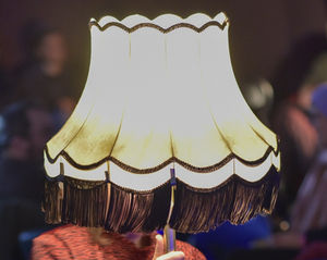 Nekaj se zdi hkrati daleč in blizu, skoraj tu