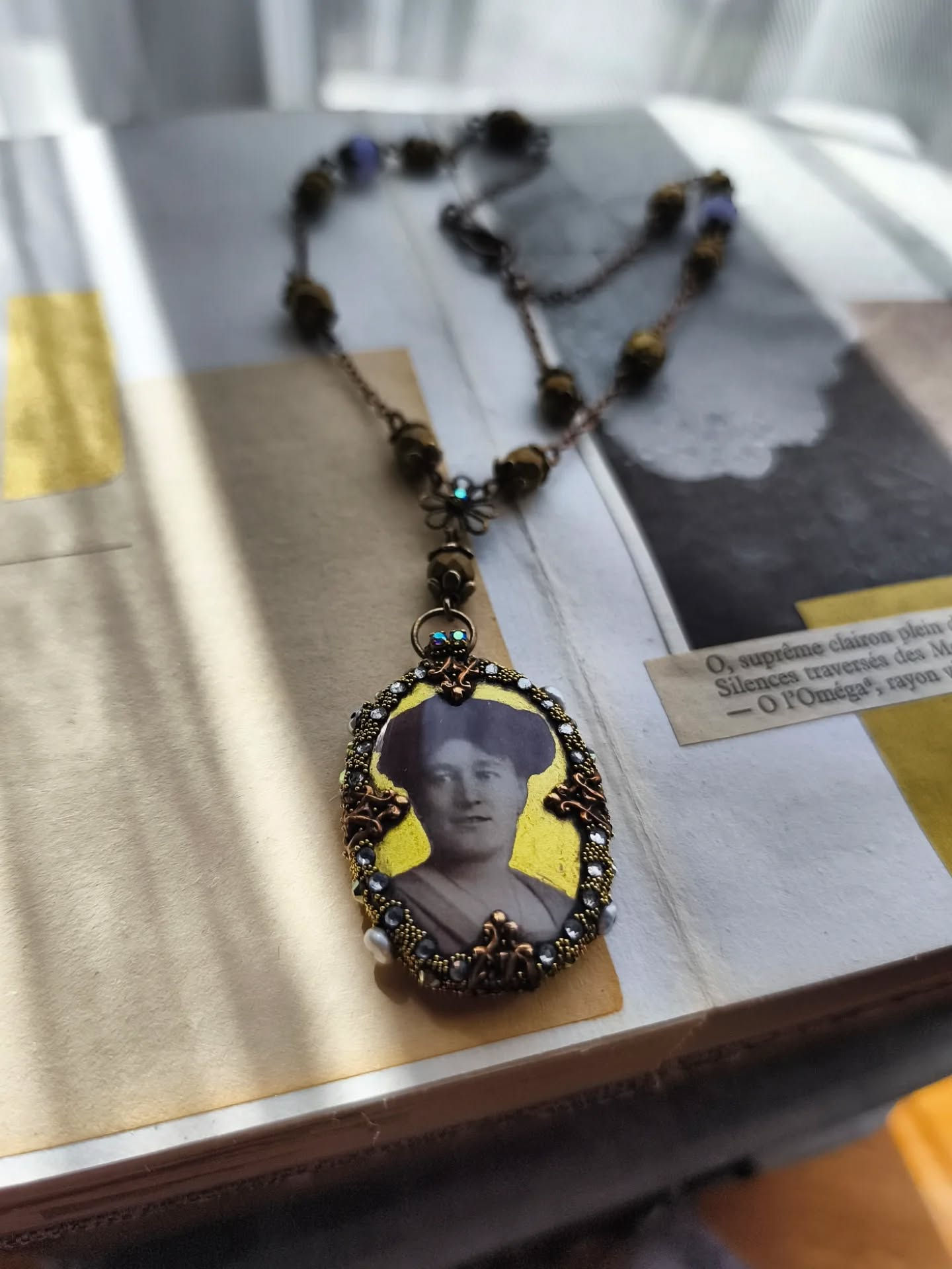 Collier médaillon Racines, "L'Art du Passé"