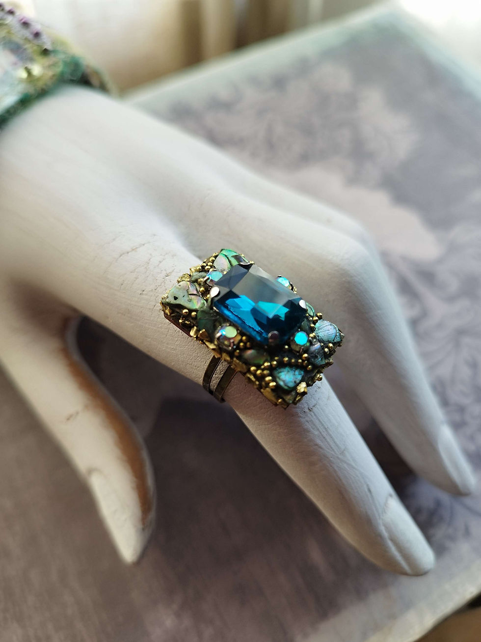 Thumbnail: NAOki ring, mother-of-pearl and crystals•10 shades•