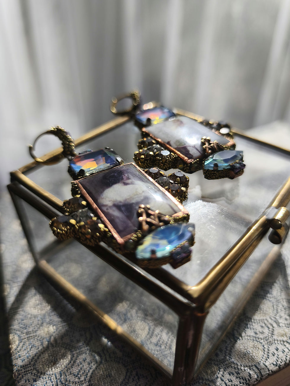 Thumbnail: Boucles d'oreilles Le VoYage ImmObile, "Et une Rose"