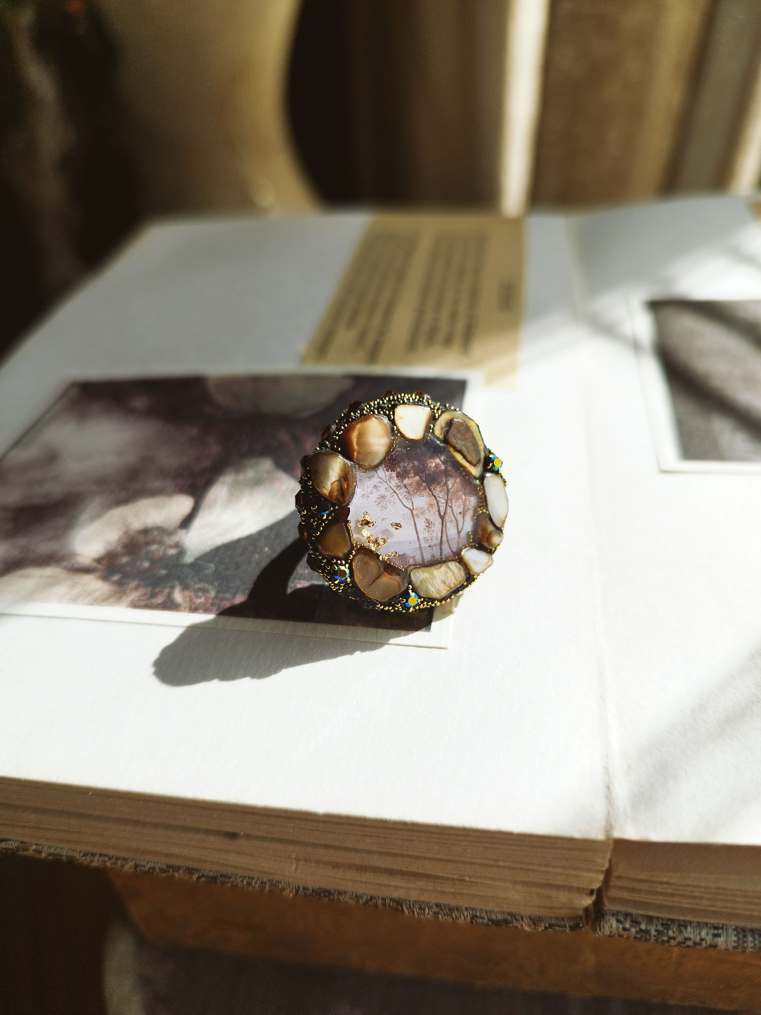 Secret Garden Ring, "Hublot du Temps" under resin, crystals and mother-of-pearl