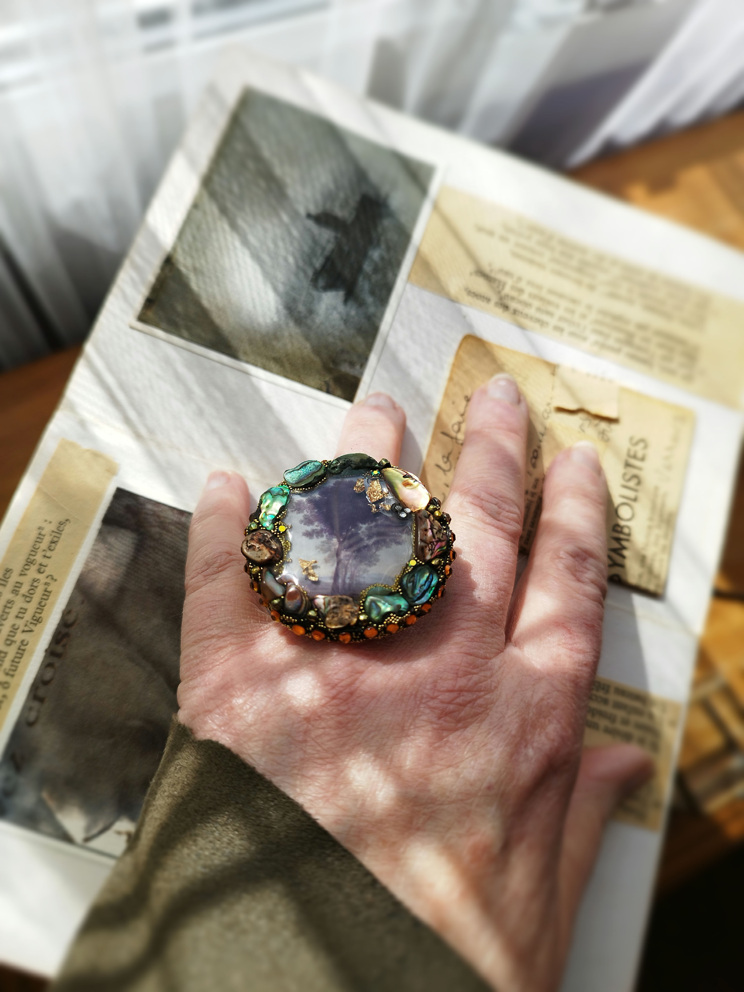 Secret Garden Ring, "Hublot du Temps" in resin, XL, crystals and mother-of-pearl