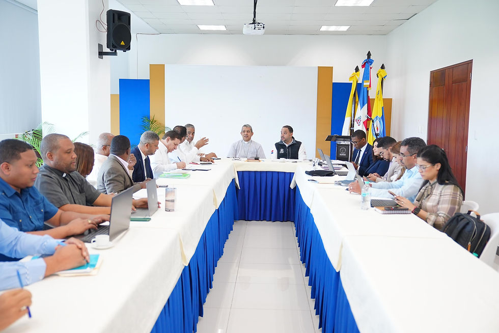 Autoridades de Energía y Minas, representantes de Barrick Pueblo Viejo, el Defensor del Pueblo, la Iglesia y las comunidades.