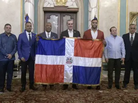 ¡Despedida! Abinader entrega bandera para Clásico Mundial