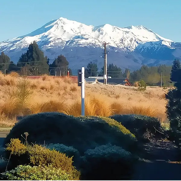 Are you a mainstream traveler, always following the main highways or are you a diversionist, taking that chance to detour from the main route to explore and maybe encounter something new or different? On our recent trip north we decided to veer from the main flow of traffic and take a left turn.