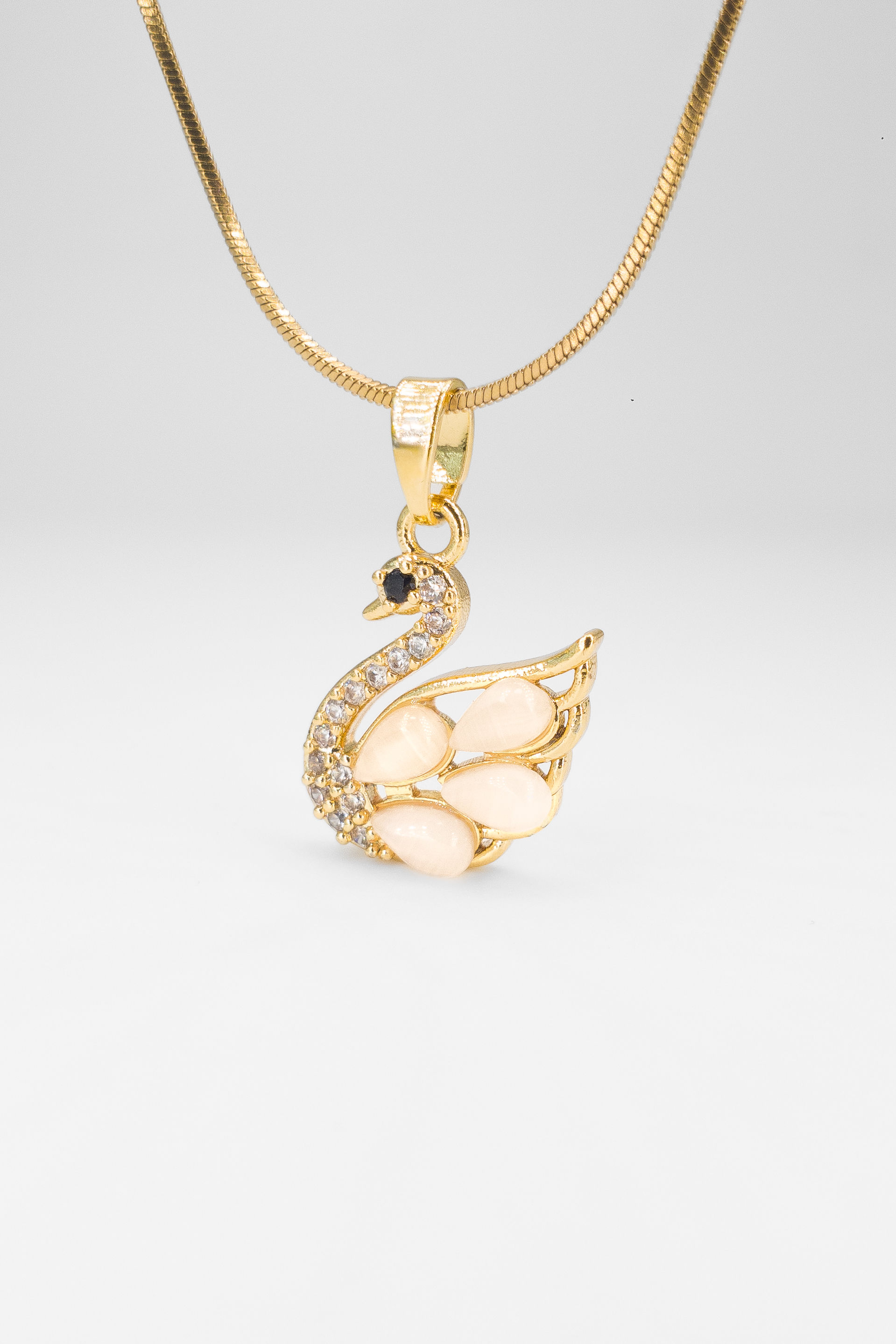 Stella Fortis™ Kuğu Figürlü Altın Kolye – Zirkon Taşlı, Zarif Tasarım