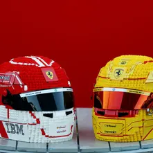 Dettagli tecnici: cosa rende unici i nuovi caschi LEGO F1    La serie 2026 alza l'asticella della precisione. Ogni set dei nuovi caschi LEGO F1 conta oltre 800 pezzi e include, per la prima volta, la placca celebrativa con la firma stampata del pilota.        Aerodinamica fedele: La curvatura delle visiere è stata riprogettata per un realismo mai visto.    Minifigure incluse: Ogni casco arriva con la minifigure del pilota in scala, perfetta per i collezionisti più esigenti.    Esperienza di montaggio: Un momento di relax ideale per staccare dopo una settimana intensa tra palestra, calcio e briefing creativi.