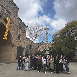Groep studenten poserend op binnenplaats hospital Santa Creu in Barcelona