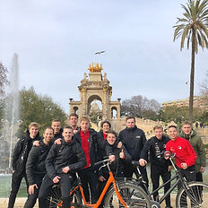 Groep studenten met fiets in Parque de la Ciutadella Barcelona
