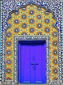 porte orientale bleue ornée de céramiques