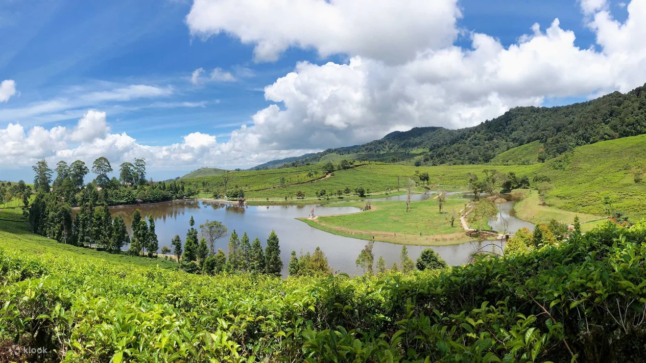 Pemandangan telaga warna puncak