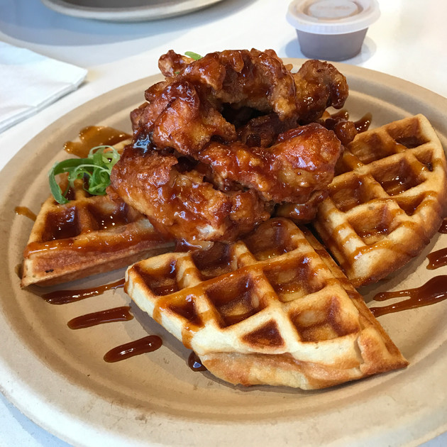 モチモチワッフルフライドチキンのせ