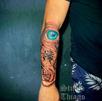 tattoo bussola olho azul_edited.jpg