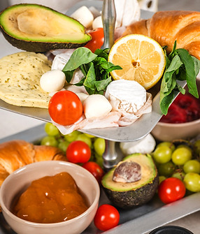 Traditionelles deutsches Frühstücks-Catering mit Brötchen, Aufschnitt, Käse, Ei und frischen Beilagen