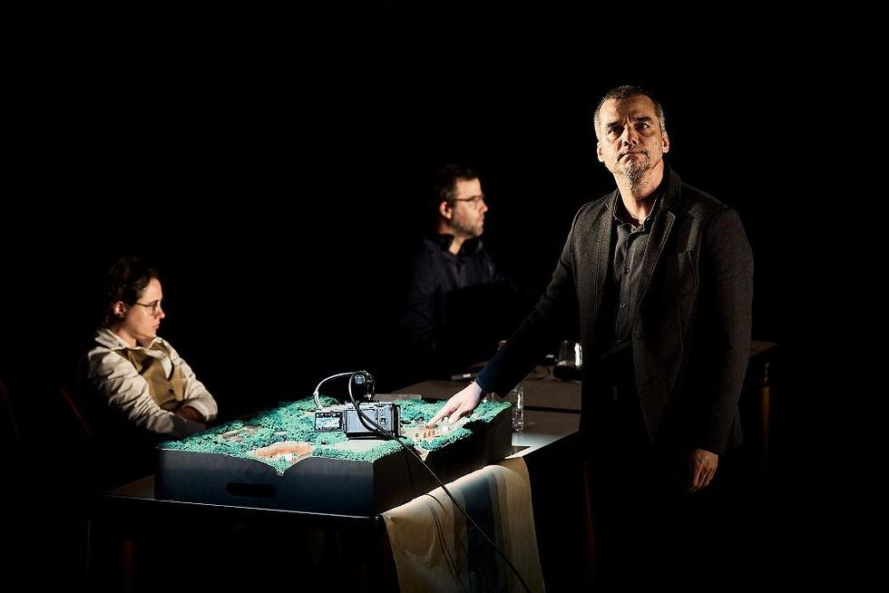 Wagner Moura dans le rôle de Thomas Stockmann © C. Raynaud de Lage