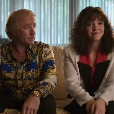 deux personnes assises sur un canapé