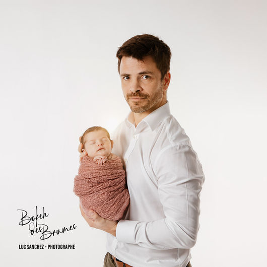 Papa avec son Bébé en shooting Naissance près de Bordeaux