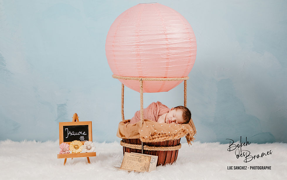 Bébé sur décor en shooting naissance à Bordeaux