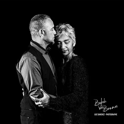 Couple en shooting studio sur fond noir à Bordeaux