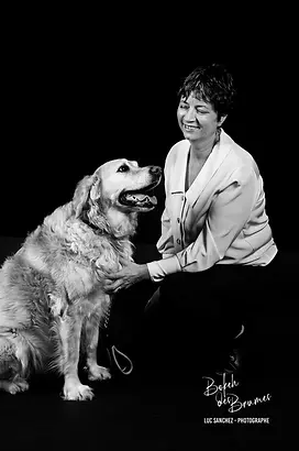 Famille avec son chien en studio en noir et blanc.webp