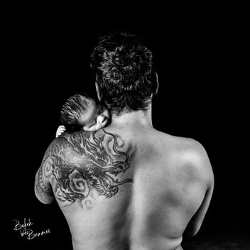 Papa avec son bébé en shooting Naissance  près de Léognan