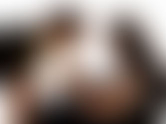 Couple en shooting naissance avec bébé après le shooting grossesse
